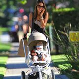 29. Oktober 2012: Alessandra Ambrosio macht mit Söhnchen Noah einen Streifzug durch Brentwood.