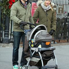 23. Dezember 2012: Claire Danes und ihr Mann Hugh Dancy gehen mit ihre neugeborenen Sohn Cyrus Michael Christopher im West Villa