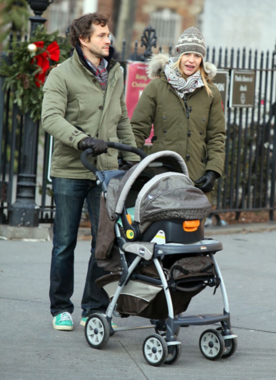 23. Dezember 2012: Claire Danes und ihr Mann Hugh Dancy gehen mit ihre neugeborenen Sohn Cyrus Michael Christopher im West Villa 23. Dezember 2012: Claire Danes und ihr Mann Hugh Dancy gehen mit ihre neugeborenen Sohn Cyrus Michael Christopher im West Villa