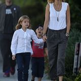 26. Oktober 2012: Gwyneth Paltrow und Chris Martin (im Hintergrund) spazieren mit ihren Kindern Apple und Moses durchs kaliforni
