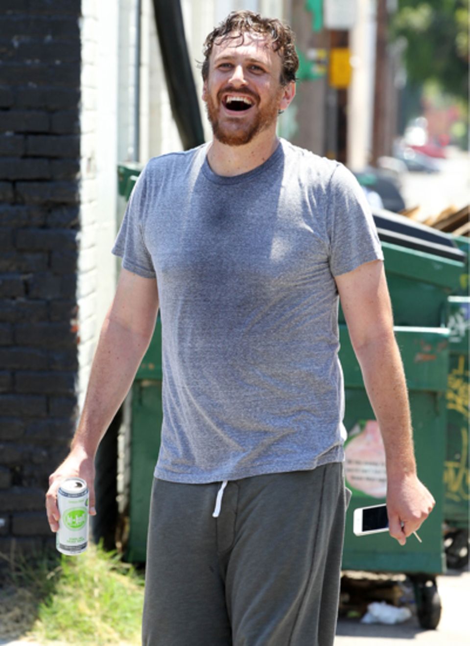 1. August 2012: Jason Segel ist nach seinem Box-Workout in Los Angeles gut gelaunt und völlig verschwitzt. 1. August 2012: Jason Segel ist nach seinem Box-Workout in Los Angeles gut gelaunt und völlig verschwitzt.