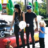 14. Oktober 2012: Für Bronx gibt es einen Luftballon un einen Milchshake von Pete Wentz und Meagan Camper.