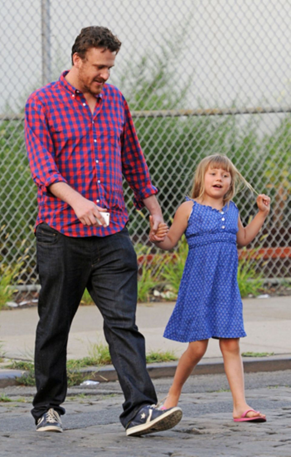11. Juli 2012: Jason Segel geht mit Matilda Ledger, Tochter seiner Freundin Michelle Williams, in New York City spazieren. 11. Juli 2012: Jason Segel geht mit Matilda Ledger, Tochter seiner Freundin Michelle Williams, in New York City spazieren.