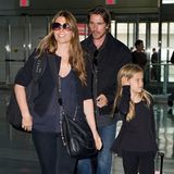25. Oktober 2012: Christian Bale, seine Frau Sibi Blazic und Tochter Emmeline sind auf dem New Yorker Flughafen JFK zu ihrem Gat
