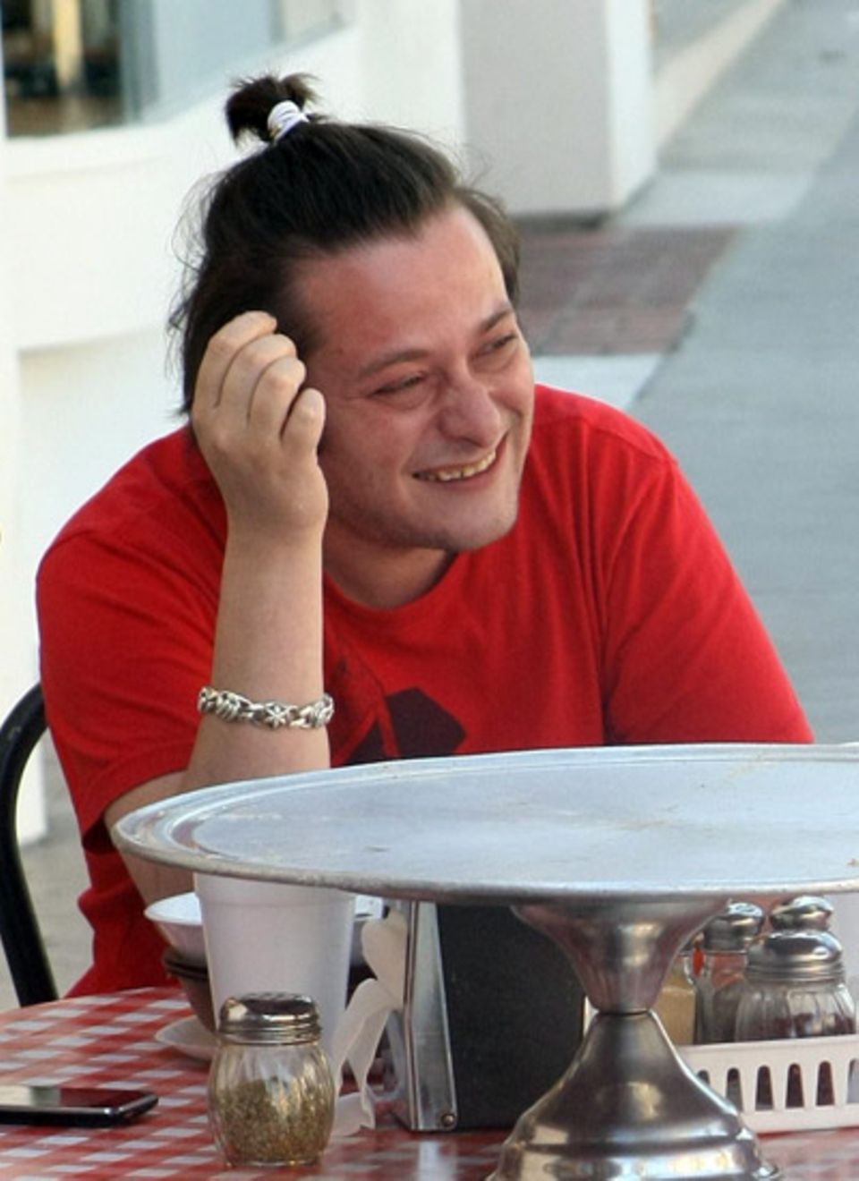 28. August 2012: Edward Furlong wird beim Mittagessen in Beverly Hills gesichtet. 28. August 2012: Edward Furlong wird beim Mittagessen in Beverly Hills gesichtet.