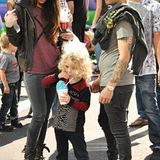 18. November 2012: Pete Wentz und seine Freundin Meagan Camper verbringen mit Petes Sohn Bronx einen Nachmittag auf dem Farmers