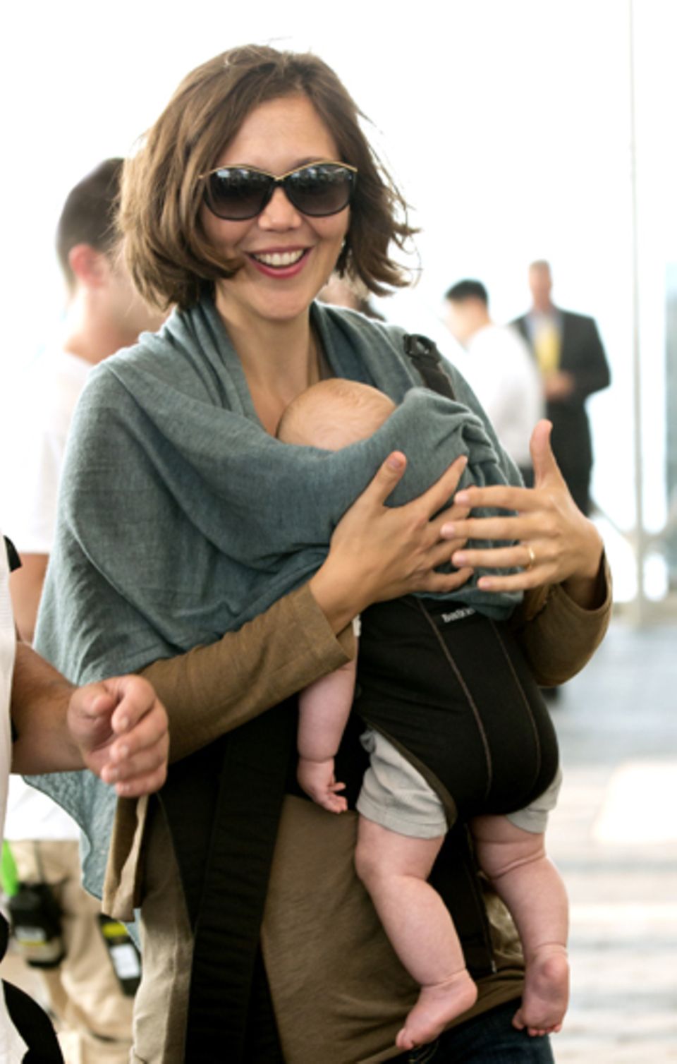 31. Juli 2012: Den Trubel um sie herum bekommt die kleine Gloria Ray gar nicht mit. Sie hängt lieber vor Mamas Bauch und schläft 31. Juli 2012: Den Trubel um sie herum bekommt die kleine Gloria Ray gar nicht mit. Sie hängt lieber vor Mamas Bauch und schläft