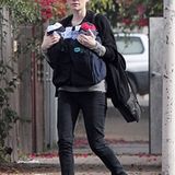 25. November 2012: Anna Paquin trägt ihre Zwillinge in Los Angeles spazieren.