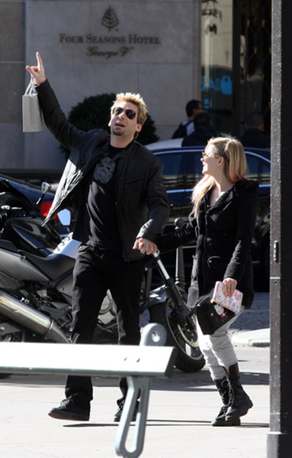 30. September 2012: "Nickelback"-Sänger Chad Kroeger und Avril Lavigne schlendern durch Paris. 30. September 2012: "Nickelback"-Sänger Chad Kroeger und Avril Lavigne schlendern durch Paris.