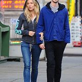 12. November 2012: Sienna Miller und ihr Freund Tom Sturridge schlendern durchs New Yorker West Village.