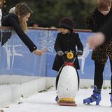 4. Dezember 2012: Jessica Alba macht Tochter Honor Mut beim Schlittschuhlaufen im Natural History Museum in London.