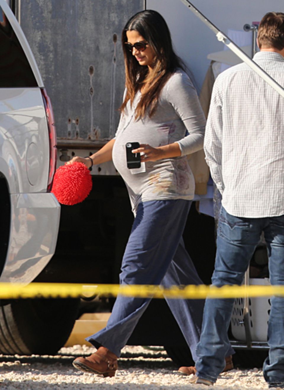 19. November 2012: Hochschwanger besucht Camila Alves ihrem Liebsten Matthew McConaughey am Set in New Orleans. 19. November 2012: Hochschwanger besucht Camila Alves ihrem Liebsten Matthew McConaughey am Set in New Orleans.