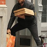 2. November 2012: Für seine Familie spielt Liev Schreiber gern den Pizzaboten.
