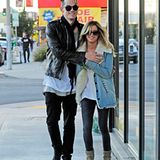 20. Dezember 2012: Ashley Tisdale geht mit einem Freund in West Hollywood Snowboards kaufen.