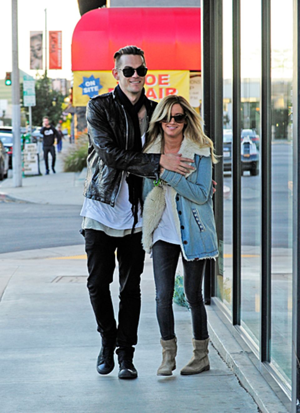 20. Dezember 2012: Ashley Tisdale geht mit einem Freund in West Hollywood Snowboards kaufen.