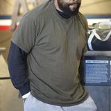 1. November 2012: "A-Team"-Darsteller Mr. T zeigt sich am Flughafen von Los Angeles patriotisch mit Sterne-Kopftuch.