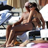 7. Dezember 2012: Liliana Matthäus zeigt sich ganz kuschelig mit James Goldstein am Strand von Miami.