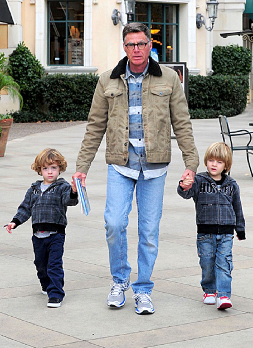12. Dezember 2012: Irv Richards, der Vater von Denise Richards verbringt einen Nachmittag mit Charlie Sheens Söhnen Bob und Max. 12. Dezember 2012: Irv Richards, der Vater von Denise Richards verbringt einen Nachmittag mit Charlie Sheens Söhnen Bob und Max.