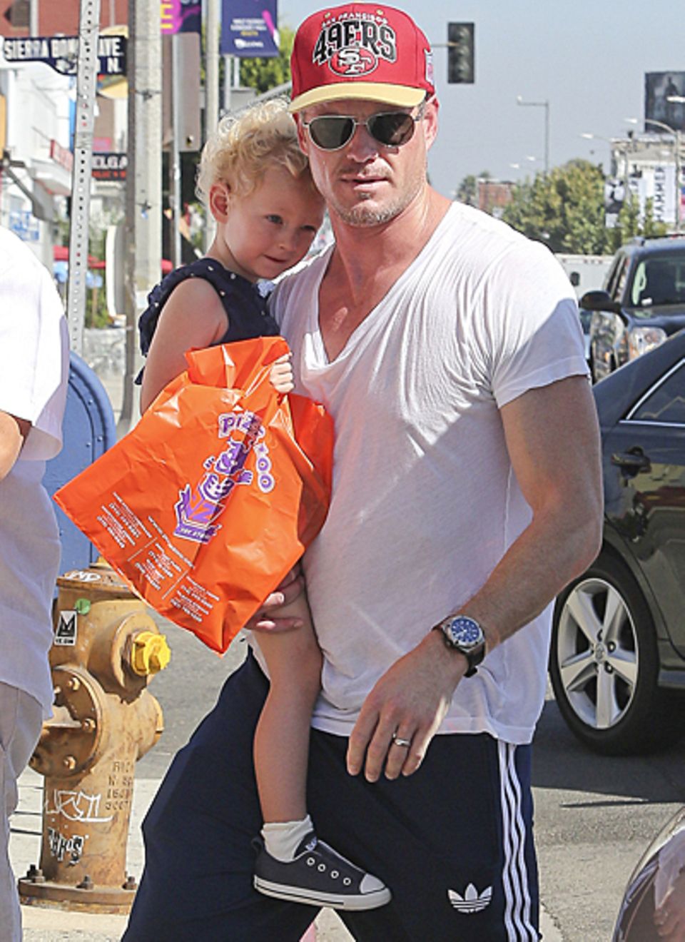 3. Oktober 2012: Eric Dane führt seine süße Tochter Billie Beatrice bereits zum Shopppen aus. 3. Oktober 2012: Eric Dane führt seine süße Tochter Billie Beatrice bereits zum Shopppen aus.