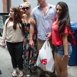 19. Juli 2012: Miley Cyrus und Liam Hemsworth gucken nicht sehr begeistert, als sie von Fans in Philadelphia umringt werden.