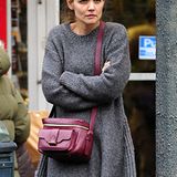 1. November 2012: Schlechte Laune wegen der Kälte? Katie Holmes wartet an einer Straße in New York.