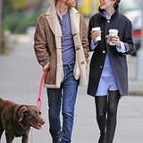 25. Oktober 2012: Adam Shulman und Anne Hathaway gehen mit ihrem Hund in Brooklyn spazieren.