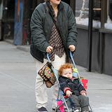 13. Dezember 2012: Christine Marinoni, die Ehefrau von Cynthia Nixon, spaziert mit dem gemeinsamen Sohn Max durch New York.