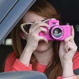 27. November 2012: Stilvoll knipst Emma Roberts mit dieser pinkfarbenen Kamera einfach zurück, wenn sie von Paparazzi fotografie