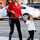 8. Dezember 2012: Ob ihr das Essen nicht geschmeckt hat? Als Alessandra Ambrosio und Tochter Anja nach dem Mittagessen ein Resta