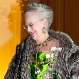 Hochdekoriert und in leuchtend-grüner Seidenrobe begrüßt Königin Margrethe beim traditionellen Empfang auf Schloss Amalienborg das neue Jahr.