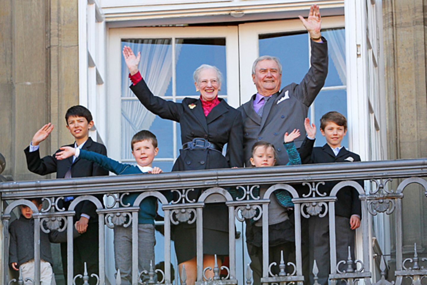 April 2012: An ihrem 72. Geburtstag erscheint die Königin in einem schicken grauen Kostüm auf dem Palastbalkon. Mit ihr feiert i