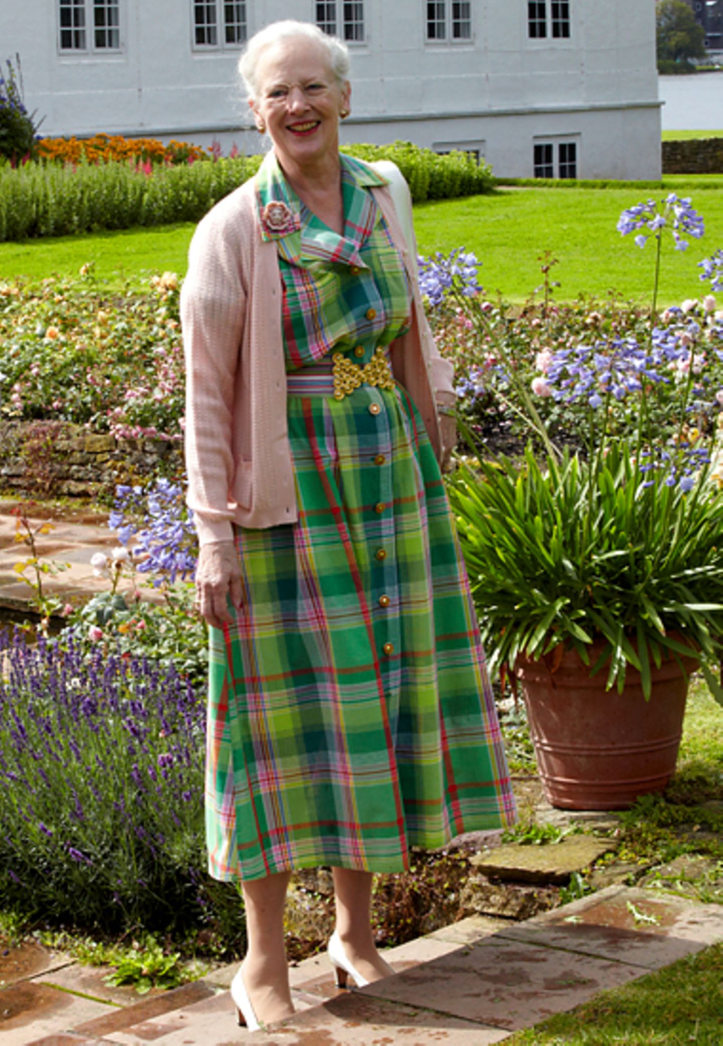 Juli 2012: Beim offiziellen Sommer-Fotoshooting trägt Margrethe ein Kleid, dass sie schon 2007 zum gleichen Fototermin getragen