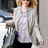 Das Outfit von "Hunger Games"-Star Elizabeth Banks ist vielseitig einsetzbar: Jeans, Lederjacke und Shirt sind lässig zum Einkau