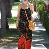 Gwen Stefani unterwegs im hippen Maxikleid und bequemen Flip Flops. Der maskuline Hut bricht den Look und lässt ihn noch interes