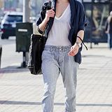 Milla Jovovich kann mit lockerer 7/8-Hose und transparentem Shirt die warmen Sonnenstrahlen in Hollywood genießen.