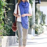 Emily Blunt greift in die Trickkiste und veredelt ihr neutrales Outfit mit einem leuchtend blauen Oversize-Schal.