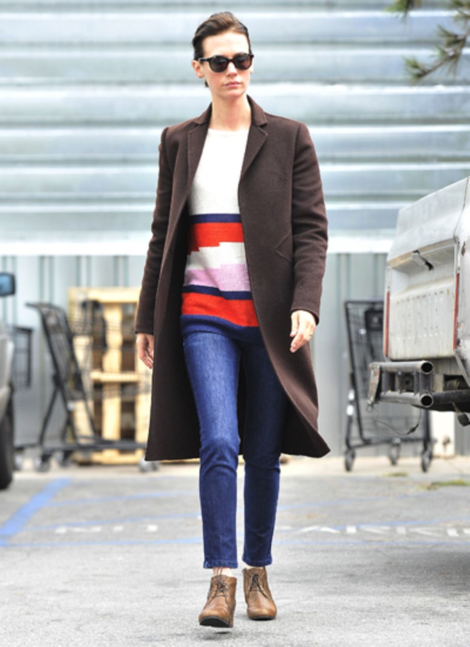 January Jones mit Kuschelpulli. Dazu ein schlichter Mantel und Blue Jeans. January Jones mit Kuschelpulli. Dazu ein schlichter Mantel und Blue Jeans.