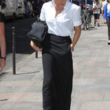 Victoria Beckham zeigt sich in PAris als echte Lady: Hier trägt sie eine Bluse von Jil Sander, einen Maxirock von Martin Margiel