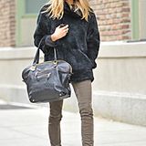 Elizabeth Olsen, Schwester der Designerinnen Mary-Kate und Ashley, beweist mit Hut, Leder-Shopper und Boots, dass Stilgefühl in