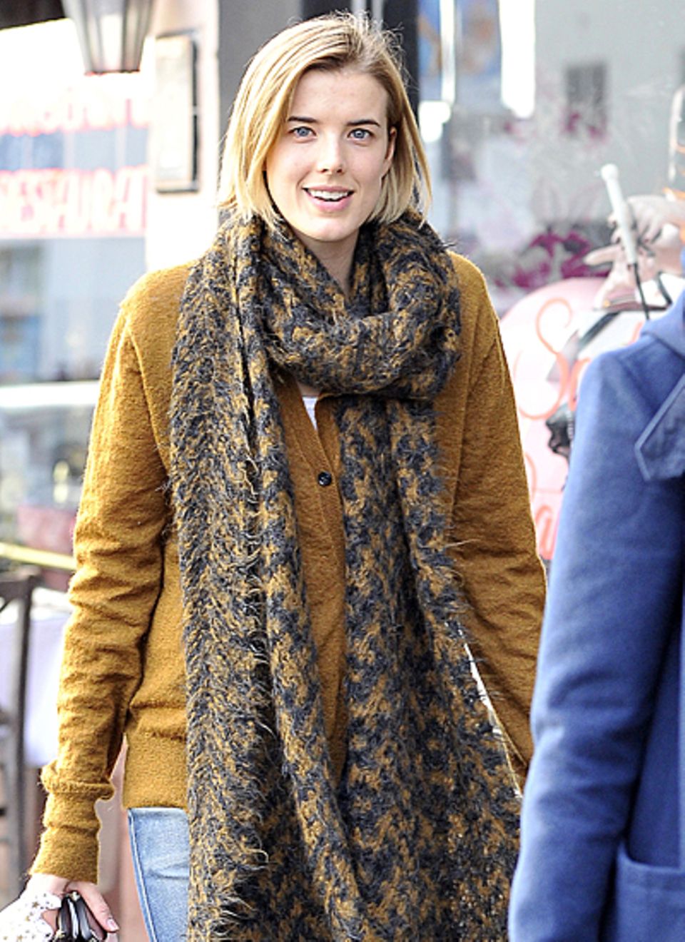 Model Agyness Deyn kuschelt sich in einen Cardigan. Farblich passend dazu wird ein langer Schal kombiniert. Model Agyness Deyn kuschelt sich in einen Cardigan. Farblich passend dazu wird ein langer Schal kombiniert.