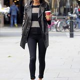 Kate Moss trägt privat am liebsten Schwarz. Diesmal hat sich das Model für Röhrenjeans, Kuschelpulli und Lederjacke entschieden.