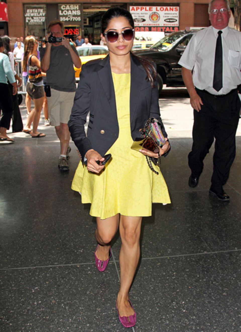 Slumdog-Millionär-Darstellerin Freida Pinto ist in New York mit einem gelben Kleid von Rachel Roy unterwegs. Dazu kombiniert sie