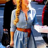 Das Jeanskleid von Hayden Panettiere sieht - dank Taillengürtel und teilweise offener Knopfleiste - sehr sexy aus.