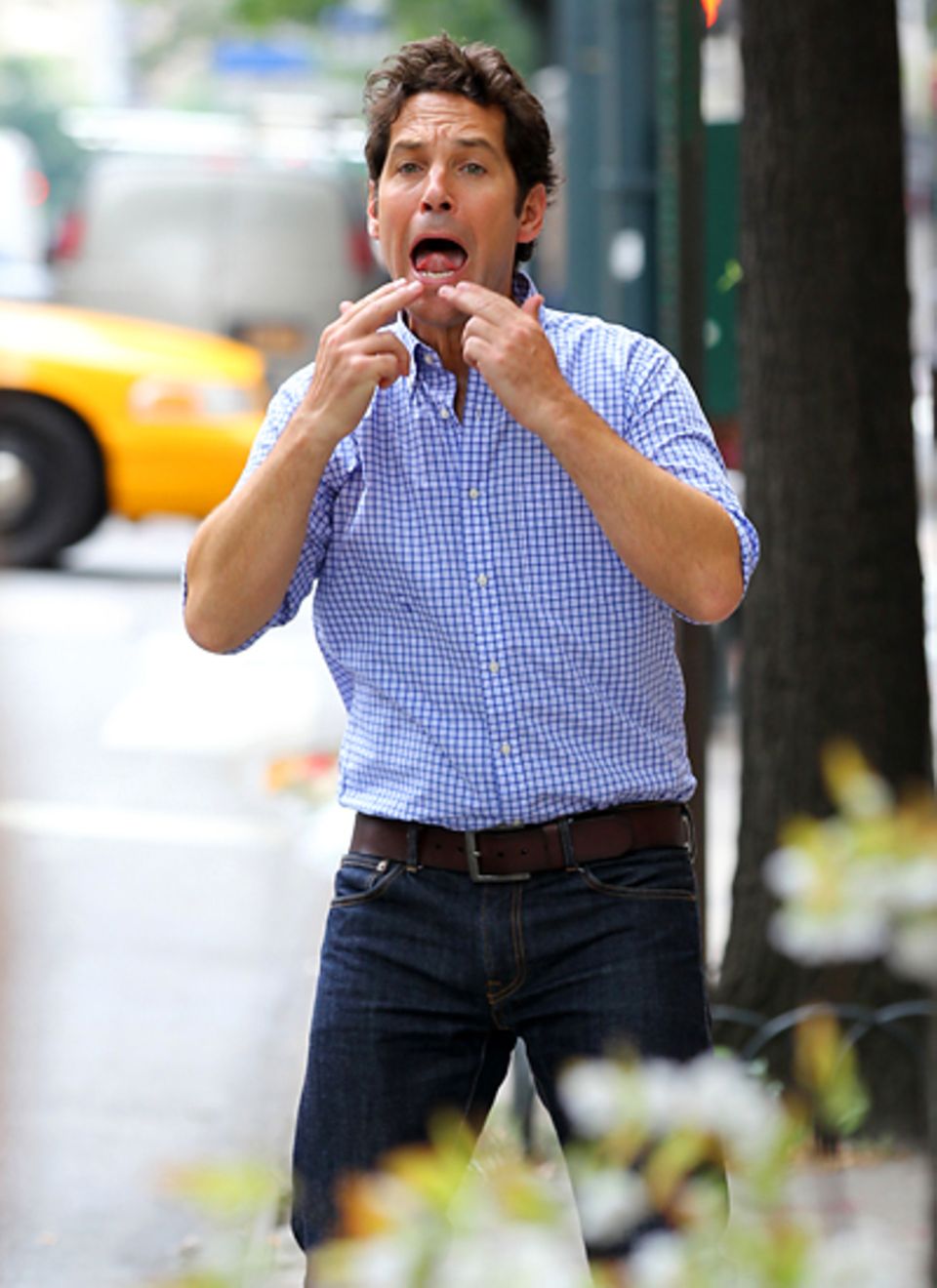14. Juli 2012: Mit vollem Einsatz sieht man Paul Rudd bei den Dreharbeiten zu "They Came Together" in New York City.