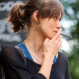 9. Juli 2012: Keira Knightley ist für "Can A Song Save Your Life" unter die Raucher gegangen.