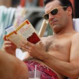 24. Oktober 2012: Jon Hamm alias "Don Draper" dreht für "Mad Men" eine Szene am Strand von Hawaii.