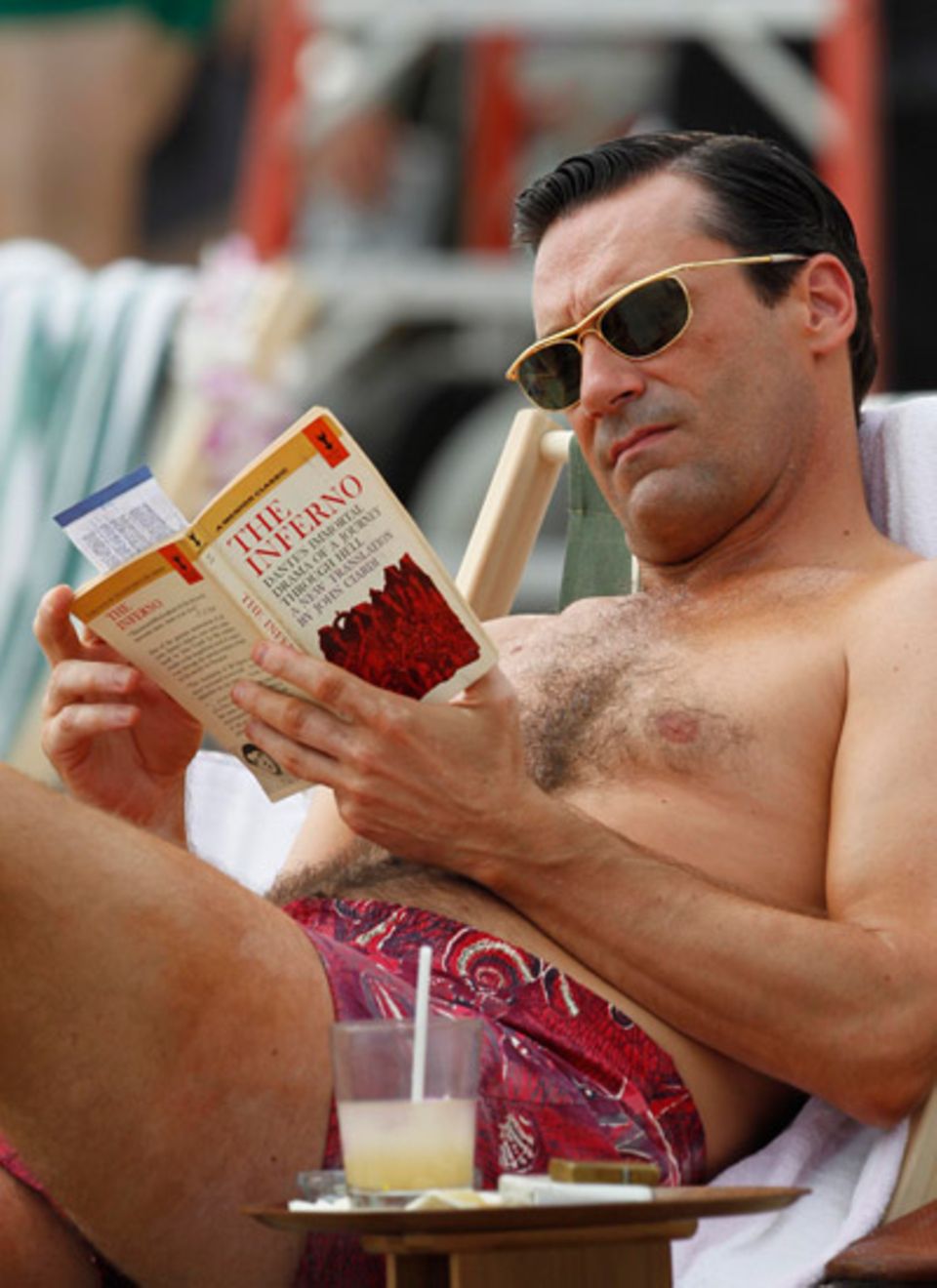 24. Oktober 2012: Jon Hamm alias "Don Draper" dreht für "Mad Men" eine Szene am Strand von Hawaii. 24. Oktober 2012: Jon Hamm alias "Don Draper" dreht für "Mad Men" eine Szene am Strand von Hawaii.