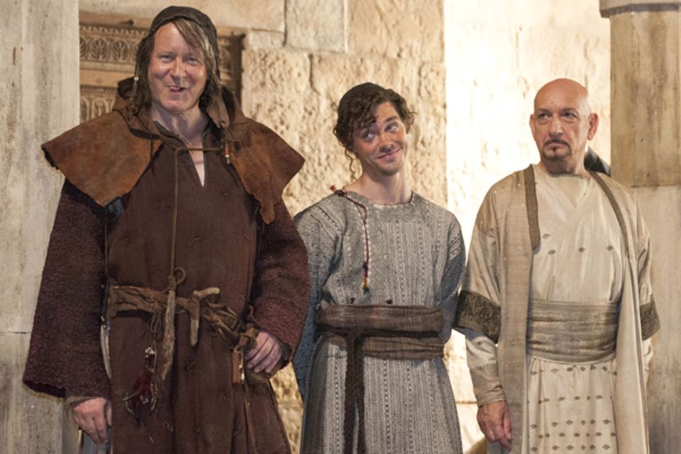 6. August 2012: Stellan Skarsgard (von links), Tom Payne und Ben Kingsley scherzen bei einem Fototermin zu den Dreharbeiten von
