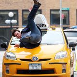 3. August 2012: James McAvoy schmeißt sich für die Dreharbeiten zum Film "Eleanor Rigby" mutig auf die Motorhaube eines New York
