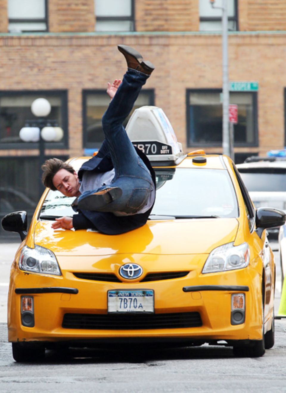 3. August 2012: James McAvoy schmeißt sich für die Dreharbeiten zum Film "Eleanor Rigby" mutig auf die Motorhaube eines New York